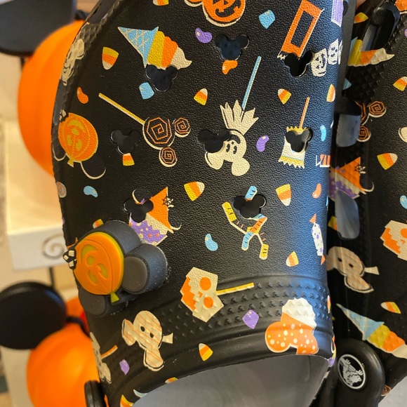 COPY - Size 9 NWT Disney Halloween treat crocs - Picture 2 of 3